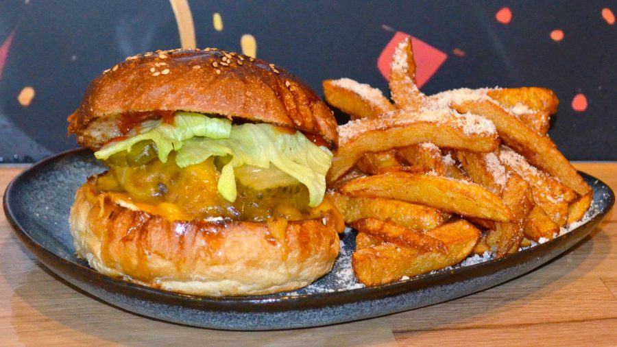 Burger Clasic Smashed + Cartofi Prăjiți (380g)